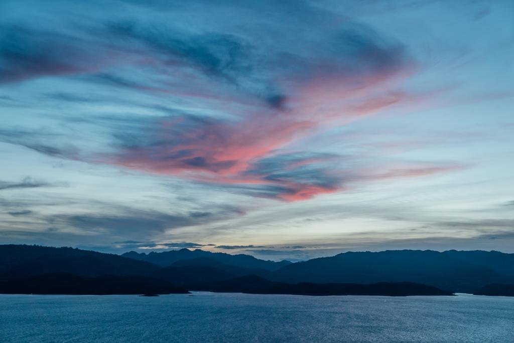 Thawsi Lake Hill Si Sawat المظهر الخارجي الصورة